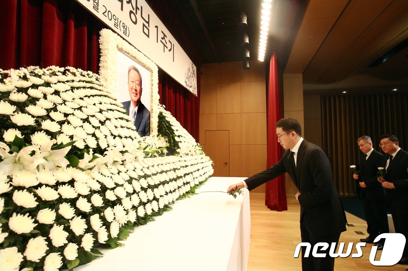 본문 이미지 - 구광모 ㈜LG 대표이사 회장이 20일 오전 서울 여의도 LG트윈타워 지하 1층 강당에서 열린 고(故) 구본무 회장 1주기 추모식에서 부회장단과 함께 헌화를 하고 있다.(LG 제공) 2019.5.20/뉴스1 ⓒ 뉴스1