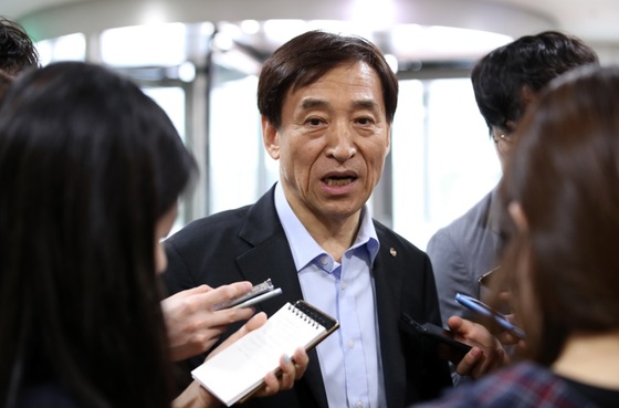 이주열 한국은행 총재가 20일 중구 한국은행 본관 로비에서 기자들의 질문에 답하고 있다.© 뉴스1
