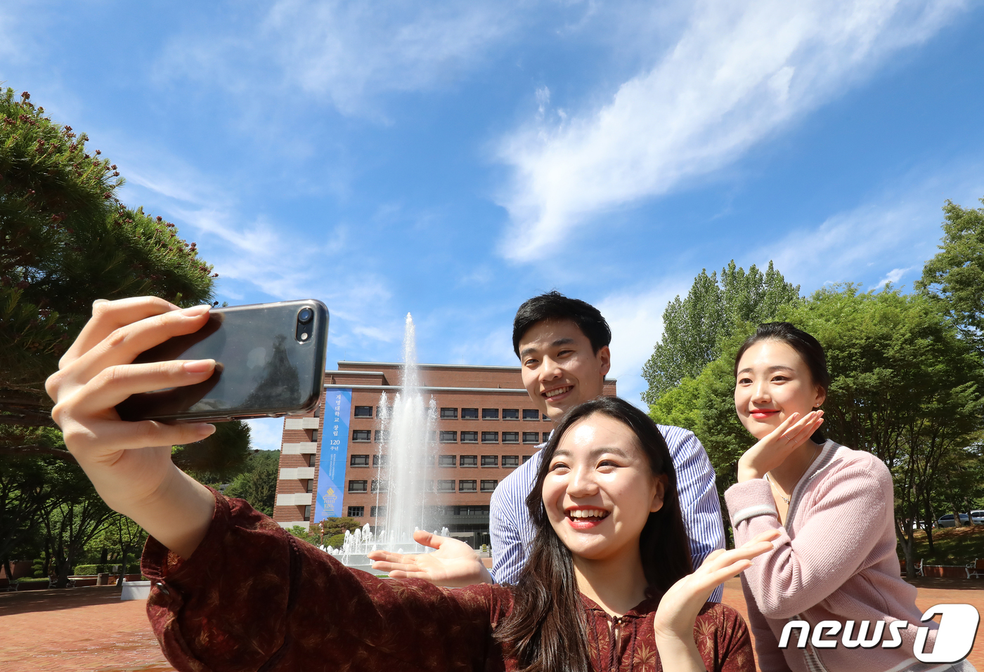 (대구=뉴스1) 공정식 기자 = 20일 대구 달서구 신당동 계명대학교 성서캠퍼스 동산도서관 앞 광장에 설치된 분수에서 시원스러운 물줄기가 뿜어져 나오고 있다. 계명대 창립 120주 …