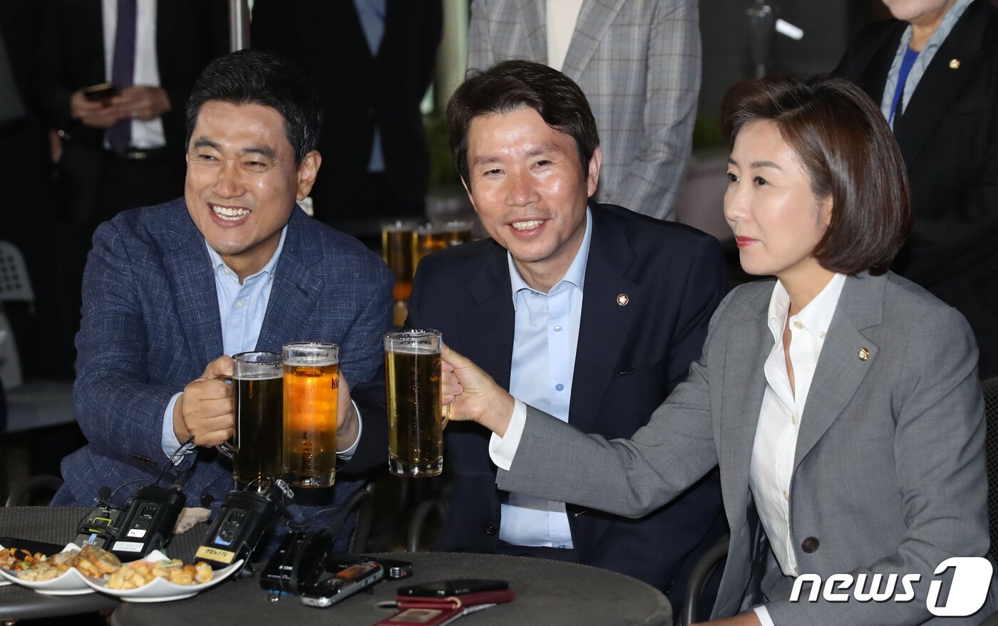 본문 이미지 - 여야 3당 교섭단체 원내대표가 5월 20일 저녁 서울 여의도 국회 인근 호프집에서 '맥주 회동'을 하고 있다. ⓒ News1 국회사진취재단