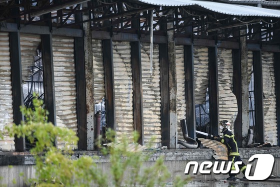 [사진] 佛 열차선로 화재로 타버린 창고 건물