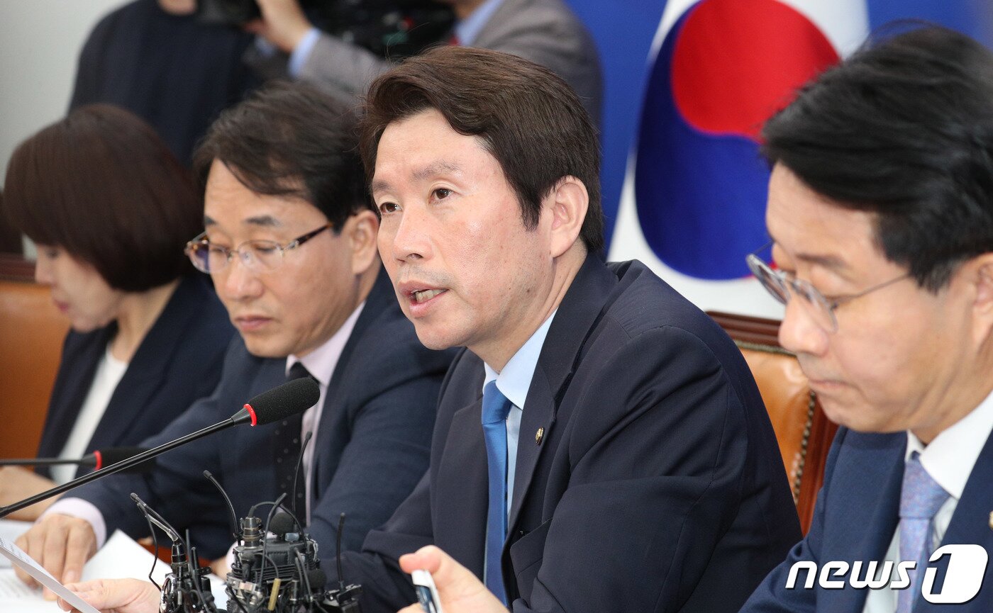 본문 이미지 - 이인영 더불어민주당 원내대표가 21일 서울 여의도 국회에서 열린 원내대책회의에서 발언하고 있다. 이인영 원내대표는 '3당 원내대표 호프미팅 분위기는 좋았지만 국회 정상화 해법 찾지 못해 아쉽다'고 말했다. 2019.5.21/뉴스1 ⓒ News1 이종덕 기자