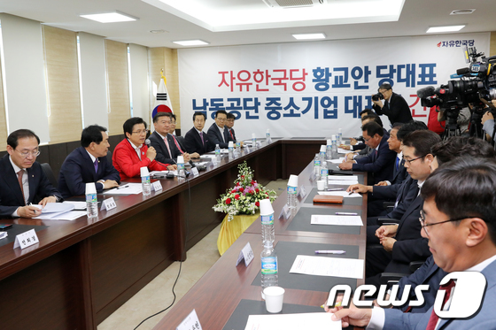 인천 남동공단 중소기업 대표자들 만난 황교안 대표