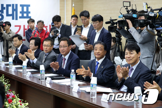 박수치는 인천 중소기업 대표자들