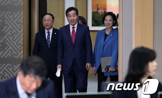 국무회의 함께 참석하는 이낙연 총리와 홍남기·유은혜 부총리