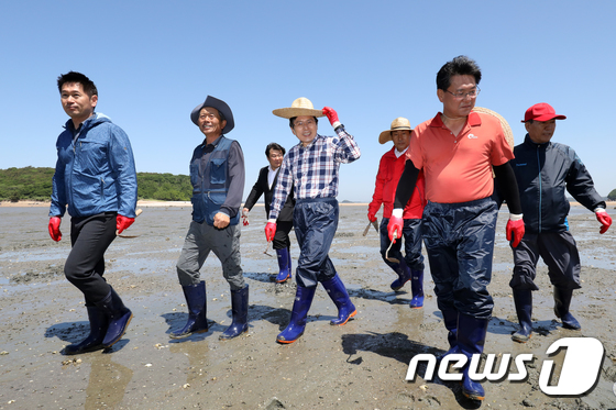 인천 바지락 양식장 찾은 황교안 자유한국당 대표