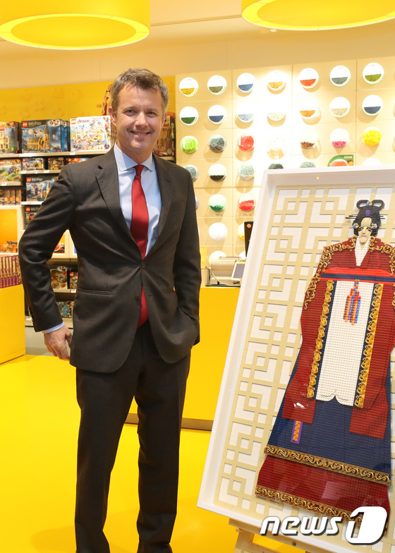 레고로 만든 작품 보고 미소짓는 프레데릭 덴마크 왕세자