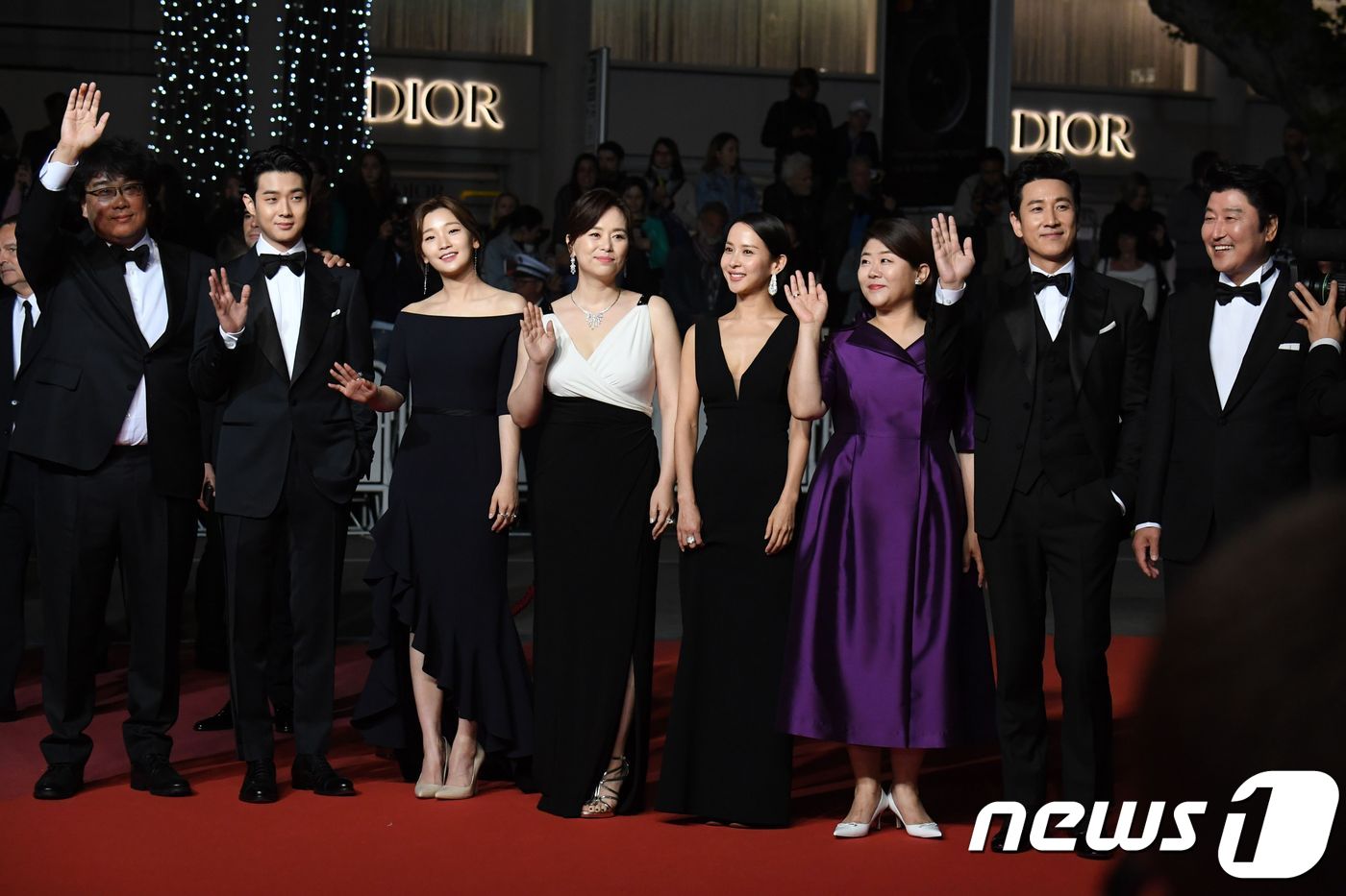 (칸 AFP=뉴스1) 우동명 기자 = 봉준호 감독과 최우식, 이선균, 조여정, 장혜진, 박소담, 이정은, 송강호가 21일(현지시간) 프랑스 칸 팔레 드 페스티발에서 열린 72회 칸 …