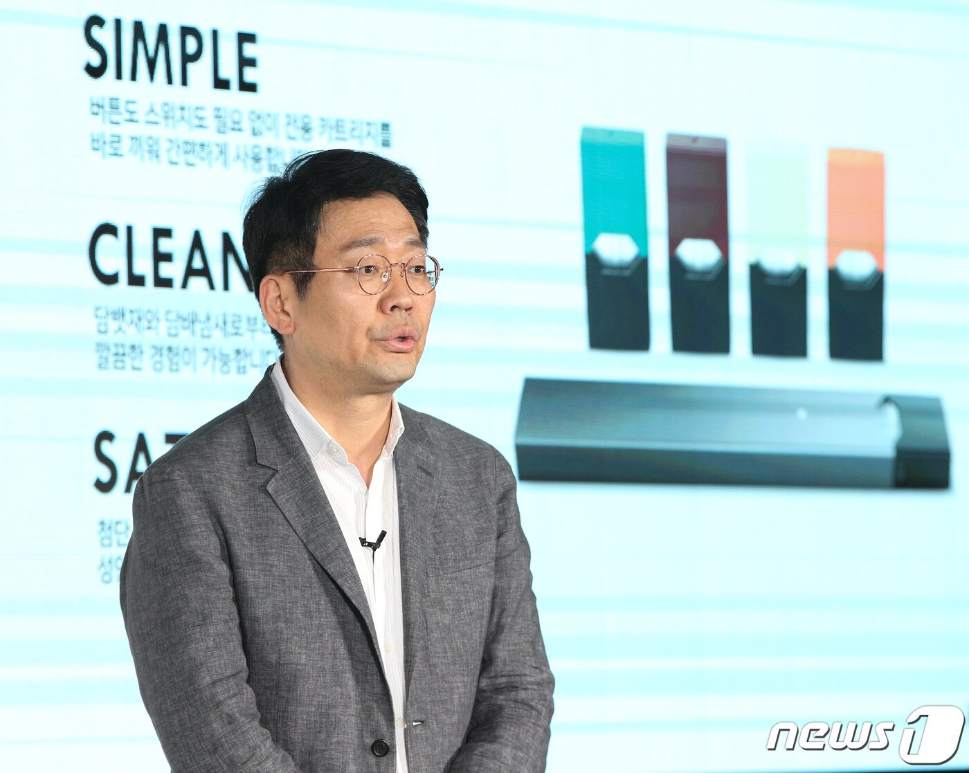 본문 이미지 - 이승재 쥴 랩스 코리아 대표가 22일 오전 서울 성동구 어반소스에서 열린 전자담배 쥴 출시 관련 기자간담회에서 쥴 디바이스를 소개하고 있다. 오는 24일 서울 편의점과 면세점 등에서 만날 수 있는 쥴 디바이스는 고유의 온도 조절 시스템이 적용돼 성인 흡연자들에게 일반 담배와 유사한 수준의 만족감을 제공하며 연기와 재로부터 자유로워 깔끔한 사용이 가능하다. 2019.5.22/뉴스1 ⓒ News1 신웅수 기자