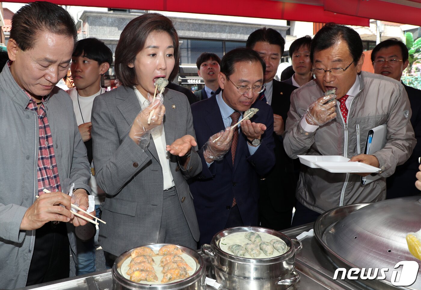 본문 이미지 - 나경원 자유한국당 원내대표가 22일 서울 관악구 신림동 걷고싶은문화의거리 만두가게에서 만두를 맛보며 소상공인들과 대화를 하고 있다. 2019.5.22/뉴스1 ⓒ News1 김명섭 기자