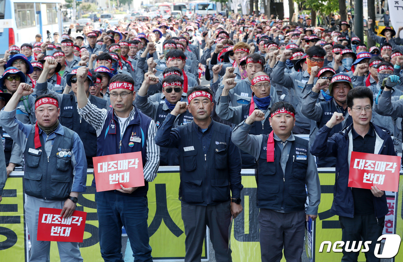 (서울=뉴스1) 박세연 기자 = 전국금속노동조합과 대우조선해양 노조원들이 22일 오후 서울 중구 남대문로 대우조선해양 서울사무소 앞에서 '현대중공업 물적분할-대우조선 매각 저지, …
