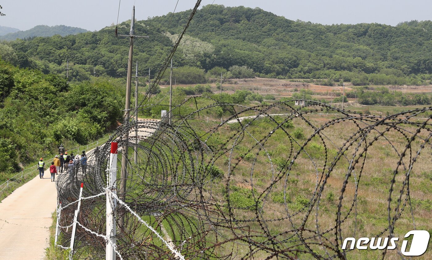 본문 이미지 - 강원도 철원군 'DMZ 평화의 길'을 방문한 취재진이 길을 따라 걷고 있다. 2019.5.22/뉴스1 ⓒ News1 사진공동취재단