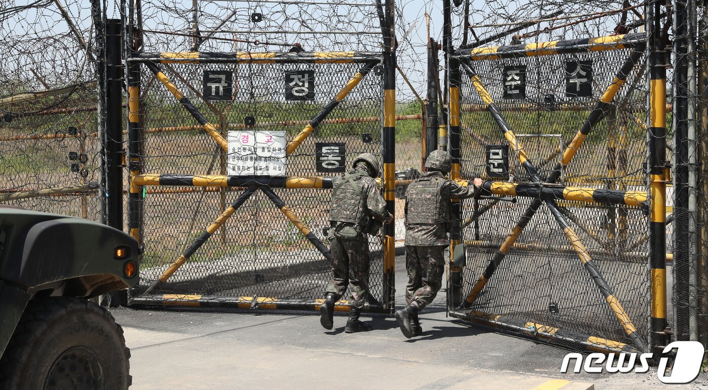 본문 이미지 - 강원도 철원군 'DMZ 평화의 길' 코스에서 군인들이 화살머리 고지로 들어서는 출입구인 57통문을 개방하고 있다. . 2019.5.22/뉴스1 ⓒ News1 사진공동취재단