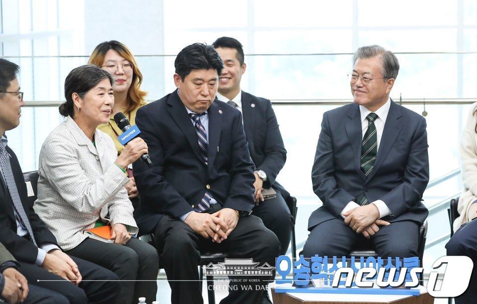 본문 이미지 - 문재인 대통령이 22일 충북 청주시 오송첨단의료산업진흥재단 신약개발지원센터에서 열린 오송 혁신신약살롱에서 신기술 및 최신 트렌드에 대해 참석자들의 의견을 듣고 있다. '혁신신약살롱'은 바이오의약산업 분야 인재들이 모여 아이디어를 공유하는 민간주도형 바이오헬스 혁신 커뮤니티이다. (청와대 페이스북) 2019.5.22/뉴스1