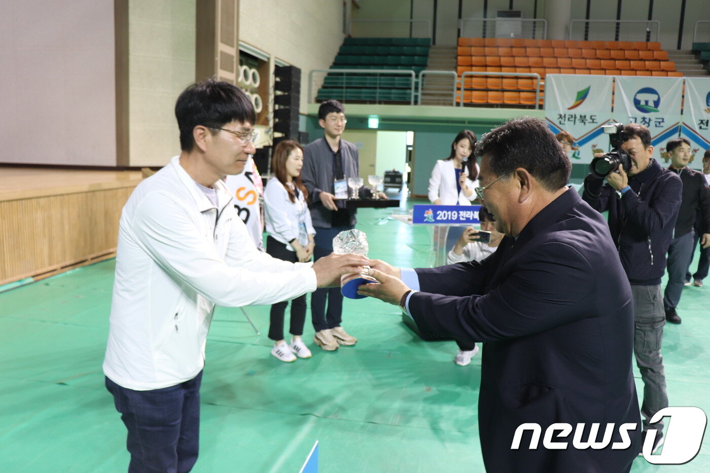 본문 이미지 - 22일 고창군립체육관에서 열린 전북장애인체전 폐회식에서 이호근 고창군장애인체육회 상임부회장이 종합 3위 트로피를 받고 있다. ⓒ 뉴스1