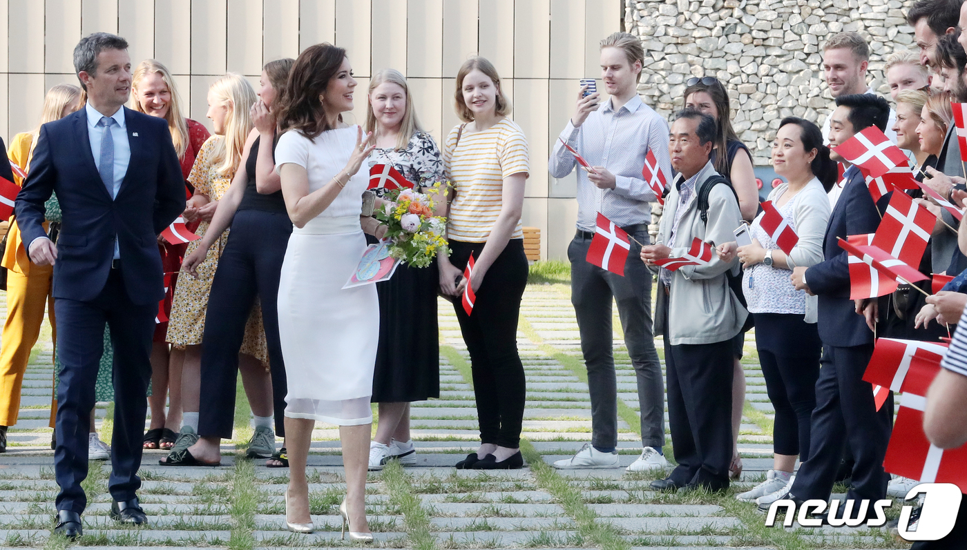 (서울=뉴스1) 이승배 기자 = 프레데릭 크리스티안 덴마크 왕세자와 메리 왕세자비가 22일 오후 서울 종로구 국립현대미술관 서울관에서 열린 '아스게르 요른 전시 개막식'에 참석하며 …