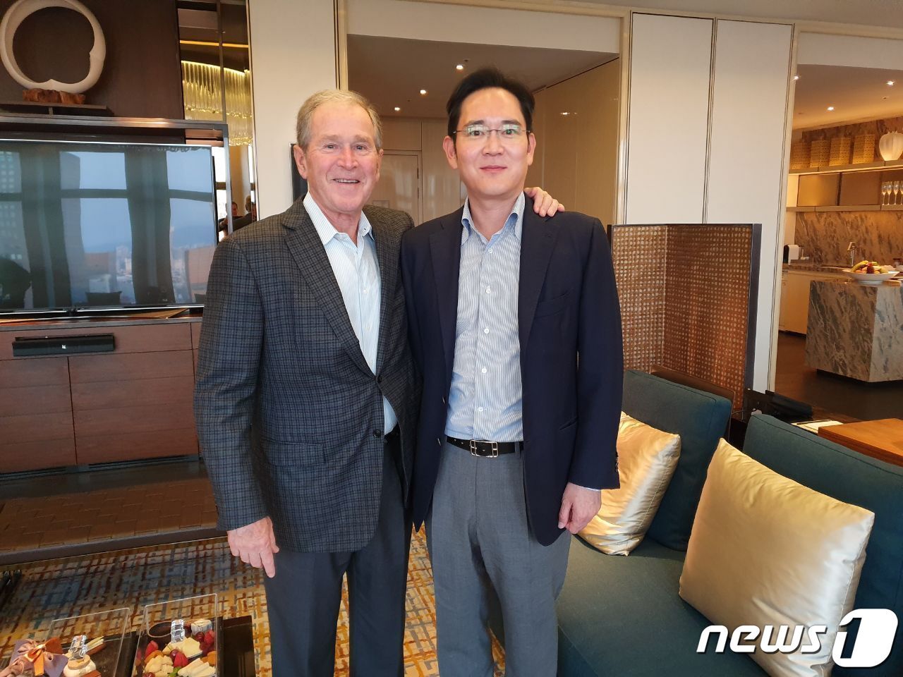 본문 이미지 - 이재용 삼성전자 부회장이 지난 5월 22일 방한 중인 조지 부시 전 미국 대통령과 서울 광화문 인근의 한 호텔에서 만나 30여 분간 비공개 단독면담을 가졌다. 이번 면담에서 이 부회장은 글로벌 환경에서 기업의 역할 등에 대해 부시 전 대통령과 대화를 나눈 것으로 알려졌다. (삼성전자 제공) 2019.5.23/뉴스1