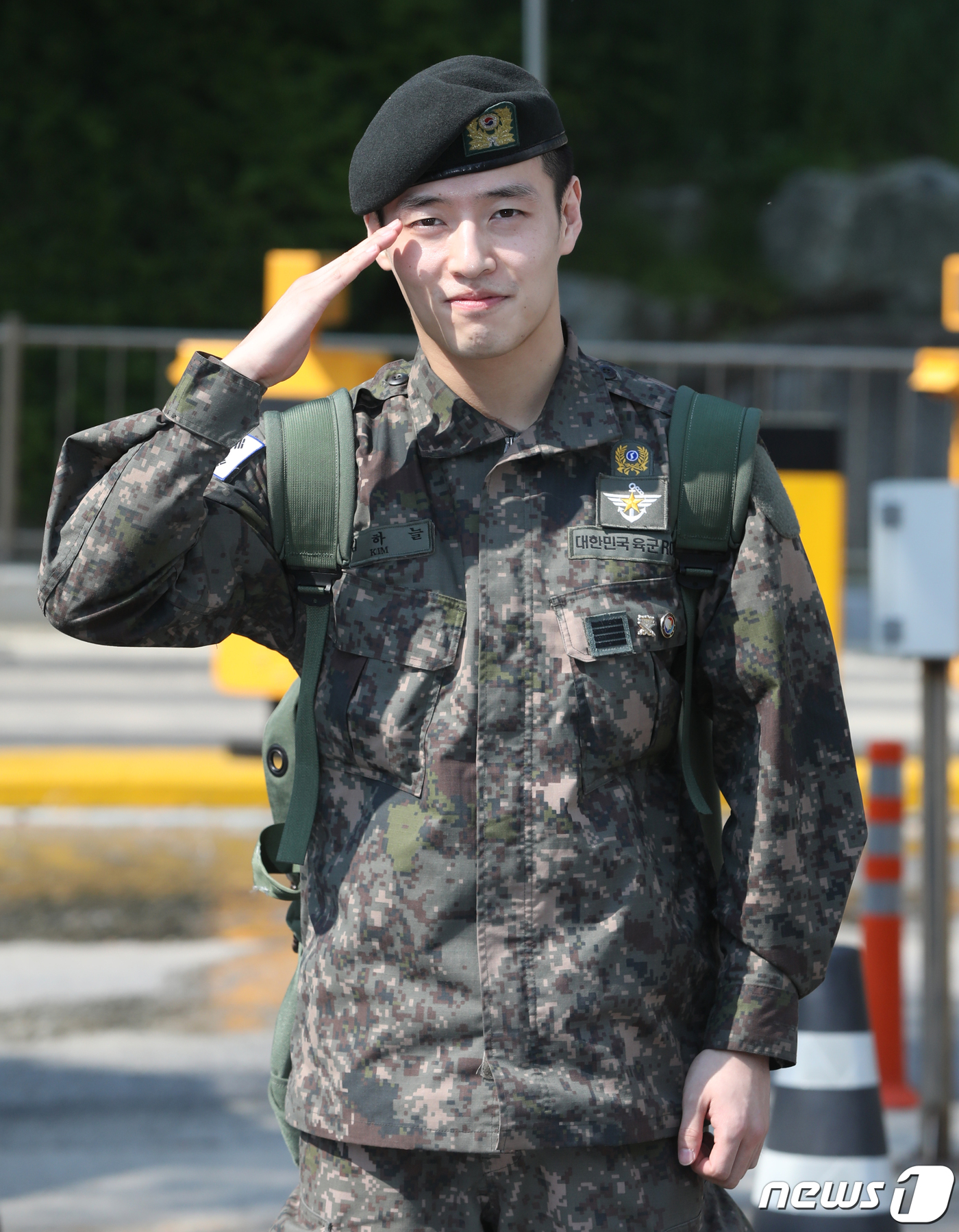 (계룡=뉴스1) 주기철 기자 = 현역 만기 제대한 배우 강하늘이 23일 오전 충남 계룡대 육군본부 앞에서 팬들에게 거수경례를 하며 전역 인사를 하고 있다. 2019.5.23/뉴스1 …