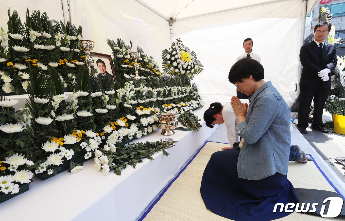 (서울=뉴스1) 오장환 기자 = 고 노무현 전 대통령 서거 10주기인 23일 오후 서울 중구 덕수궁 대한문 앞에 마련된 시민분향소에서 시민들이 고인을 기리며 기도하고 있다. 201 …