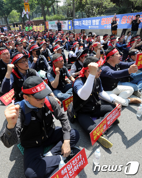 구호 외치는 전국우정노동조합원들