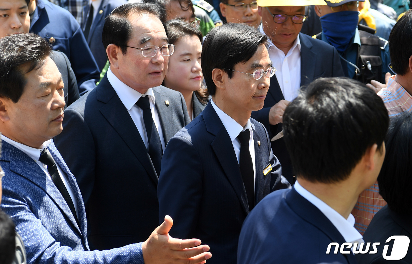 (김해=뉴스1) 임세영 기자 = 조경태 자유한국당 의원이 23일 오후 경상남도 김해시 진영읍 봉하마을 묘역 옆 생태문화공원에서 진행된 노무현 대통령 서거 10주기 추도식에 참석하고 …