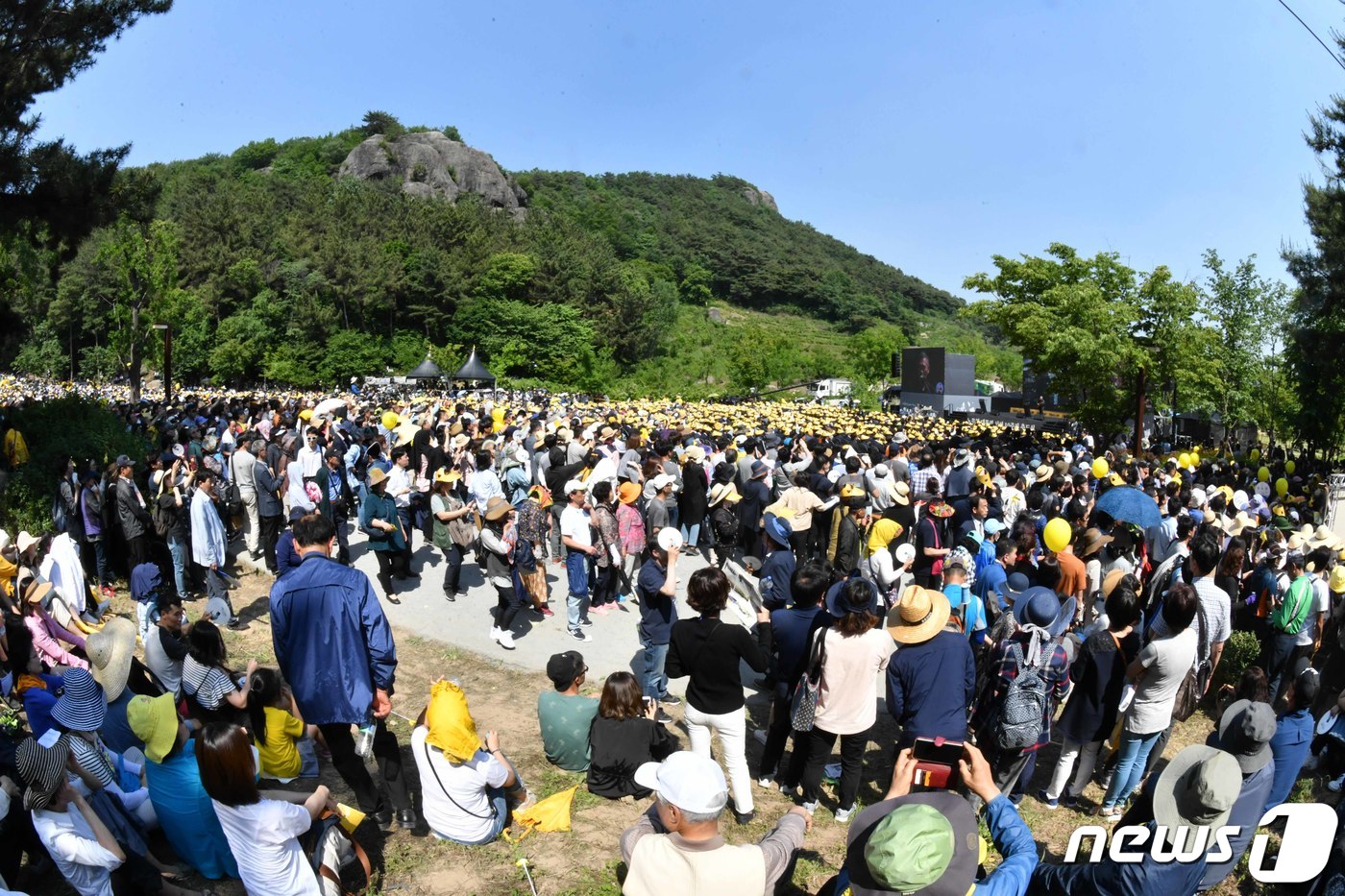 (김해=뉴스1) 임세영 기자 = 23일 오후 경상남도 김해시 진영읍 봉하마을에 많은 시민들이 자리한 가운데 고 노무현 전 대통령 서거 10주기 추도식이 진행되고 있다. 2019.5 …