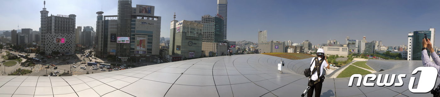 (서울=뉴스1) 황기선 기자 = 23일 오후 서울 동대문디자인플라자(DDP)에서 열린 ‘DDP 개관 5주년 스페셜 프레스 투어’에서 DDP지붕이 공개되고 있다. 서울디자인재단은 오 …