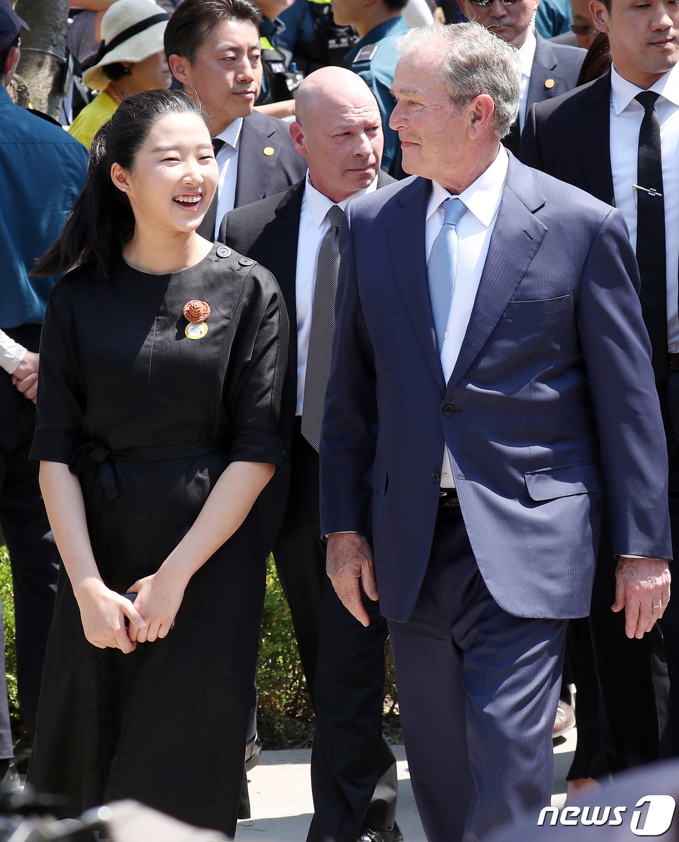 (서울=뉴스1) 임세영 기자 = 故 노무현 대통령의 손녀 노서은 양과 조지 부시 전 미국 대통령이 23일 오후 경상남도 김해시 진영읍 봉하마을에서 진행된 고 노무현 전 대통령 서거 …
