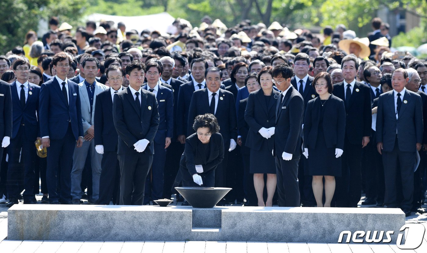 故 노무현 전 대통령의 부인 권양숙 여사와 아들 노건호 씨, 김정숙 여사 및 정부 여당 인사들이 23일 오후 경남 김해 봉하마을에서 열린 &#39;故 노무현 전 대통령 10주기 추도식&#39;에서 묘역을 참배하고 있다. 2019.5.23/뉴스1 ⓒ News1 임세영 기자