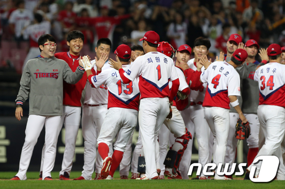 KIA 타이거즈 선수들이 승리 후 하이파이브를 나누고 있다. /뉴스1 © News1 한산 기자