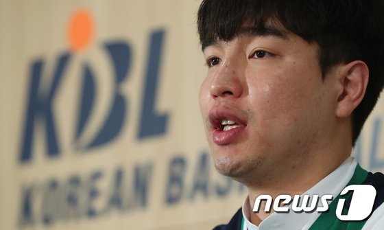 FA 계약 소감 밝히는 김종규
