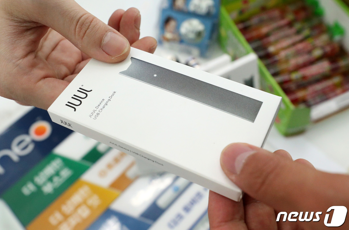 (서울=뉴스1) 오장환 기자 = 미국 액상형 담배 '쥴' 출시일인 24일 오전 서울 시내 편의점에서 쥴 디바이스를 판매하고 있다.쥴랩스코리아는 쥴 디바이스와 팟을 이날부터 편의점 …