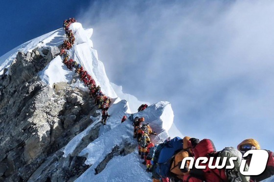 등산객이 장사진을 이루고 있는 에베레스트 정상 모습 © AFP=뉴스1