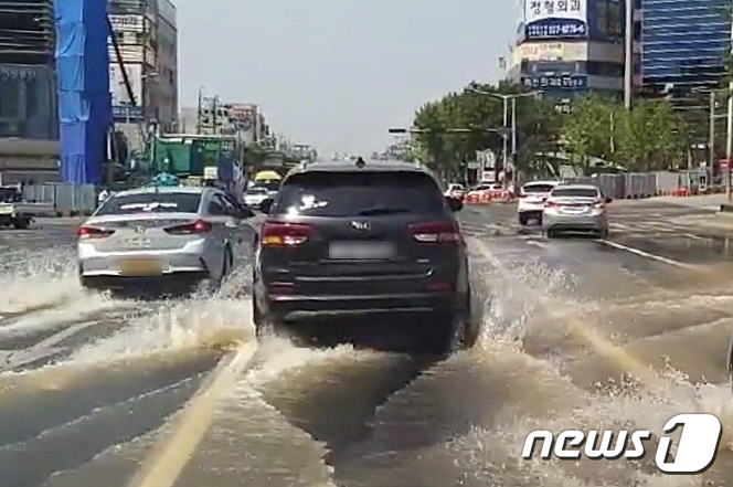 (서울=뉴스1) = 24일 오후 대구 달서구 감삼동 죽전네거리 인도 지하에 매설된 상수도관 파열로 3개 차로와 인도가 침수됐다. (독자 제공) 2019.5.24/뉴스1