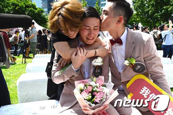 24일 처음 혼인신고를 한 대만의 셰인 린·마크 위안 부부 © AFP=뉴스1