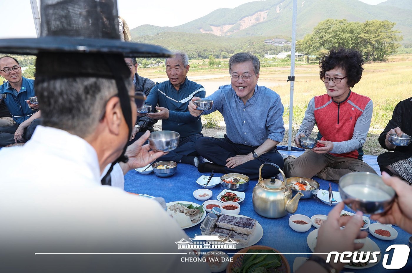 (서울=뉴스1) = 문재인 대통령이 24일 오전 경북 경주시 옥산마을을 방문, 모내기를 마친 후 주민들과 새참을 하고 있다. (청와대 페이스북) 2019.5.24/뉴스1