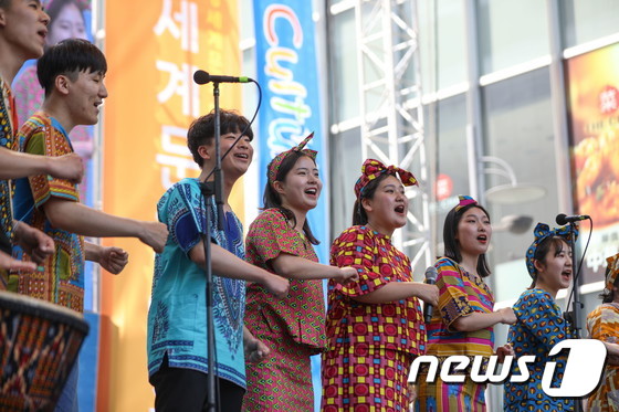 아름다운 전통공연 펼치는 서울세계문화엑스포 참가자들