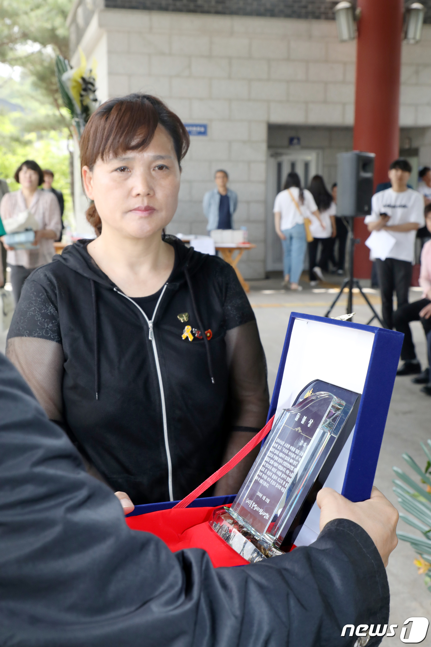 (광주=뉴스1) 한산 기자 = 지난해 12월 충남 태안화력발전소에서 숨진고(故) 김용균씨의 어머니 김미숙씨가 25일 오전 광주 북구 국립5·18민주묘지 역사의 문에서 제14회 들불 …