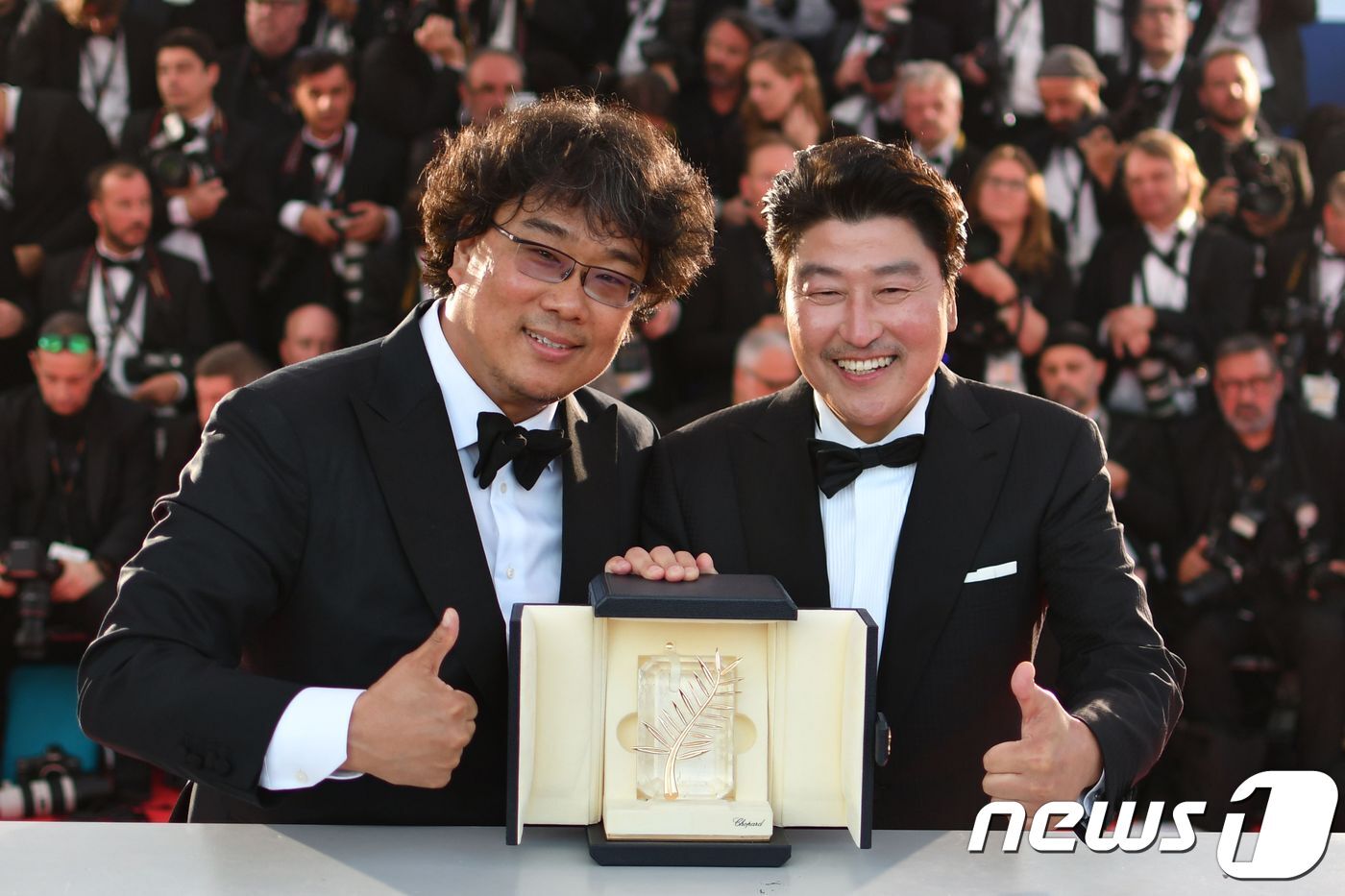 본문 이미지 - 25일(현지시각) 프랑스 칸 뤼미에르 극장에서 열린 제72회 칸국제영화제(칸영화제) 폐막식에서 봉준호 감독의 '기생충'이 최고상인 황금종려상을 수상했다.  '기생충'의 봉준호 감독(왼쪽)과 배우 송강호 /뉴스1 ⓒ AFP=뉴스1 ⓒ News1 포토공용 기자