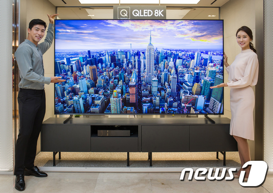 삼성전자의 2019년형 QLED 8K 98형 TV(삼성전자 제공)/뉴스1