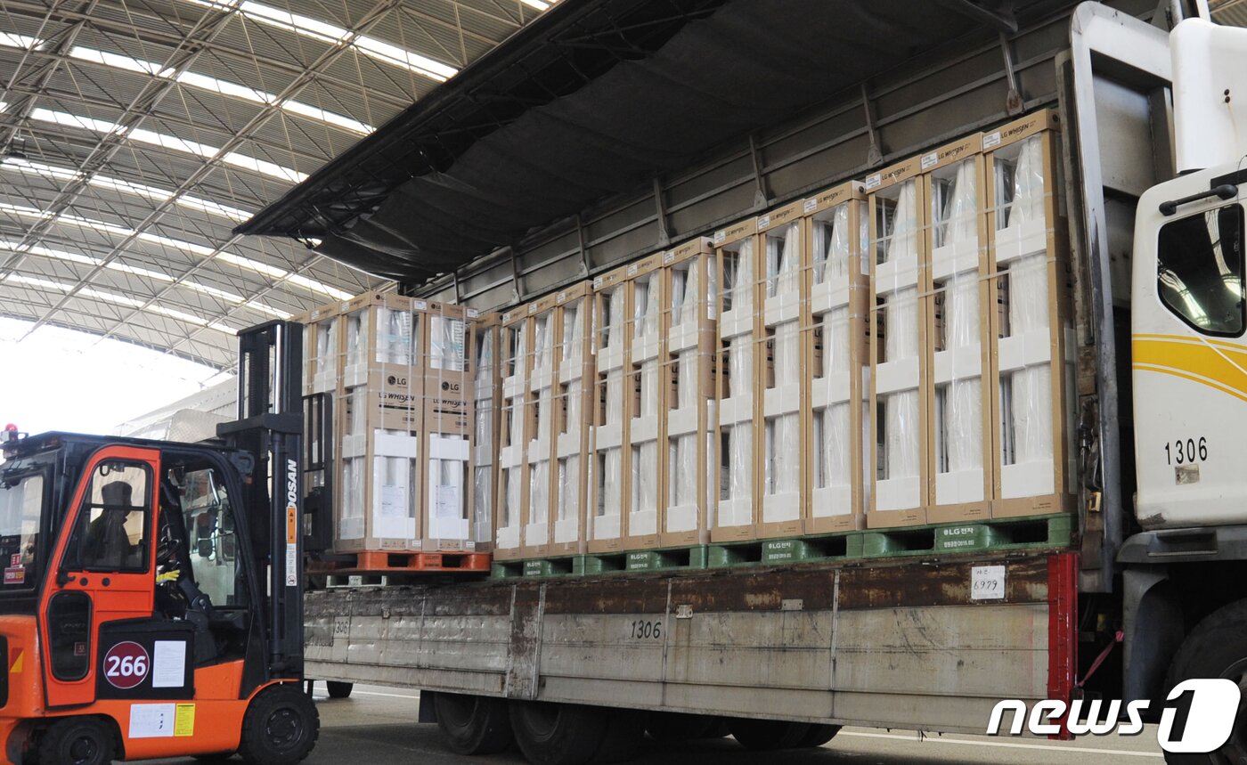본문 이미지 - 2019년 5월 LG전자 직원들이 경남 창원사업장에서 휘센 씽큐 에어컨을 출하하고 있다.(LG전자 제공)/뉴스1