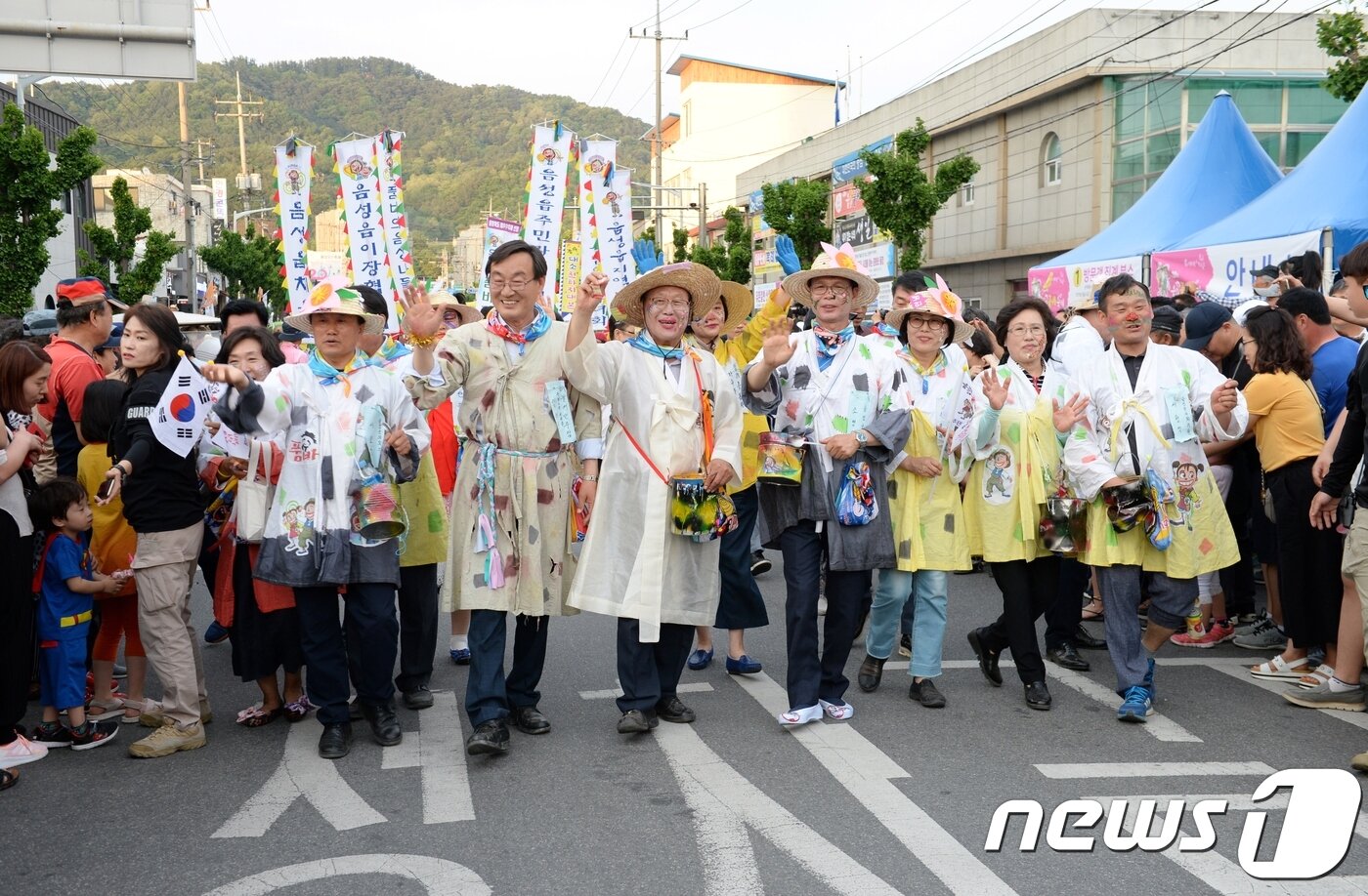 본문 이미지 - 조병옥 음성군수(사진 가운데)와 조천희 음성군의회 의장이 품바의상을 입고 ‘제20회 음성품바축제’ 길놀이 퍼레이드 행사에 참여하며 축제의 재미를 더 했다. ⓒ 뉴스1