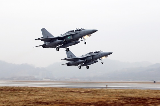 T-50TH 항공기가 이륙하고 있다.(한국항공우주산업 제공) © 뉴스1