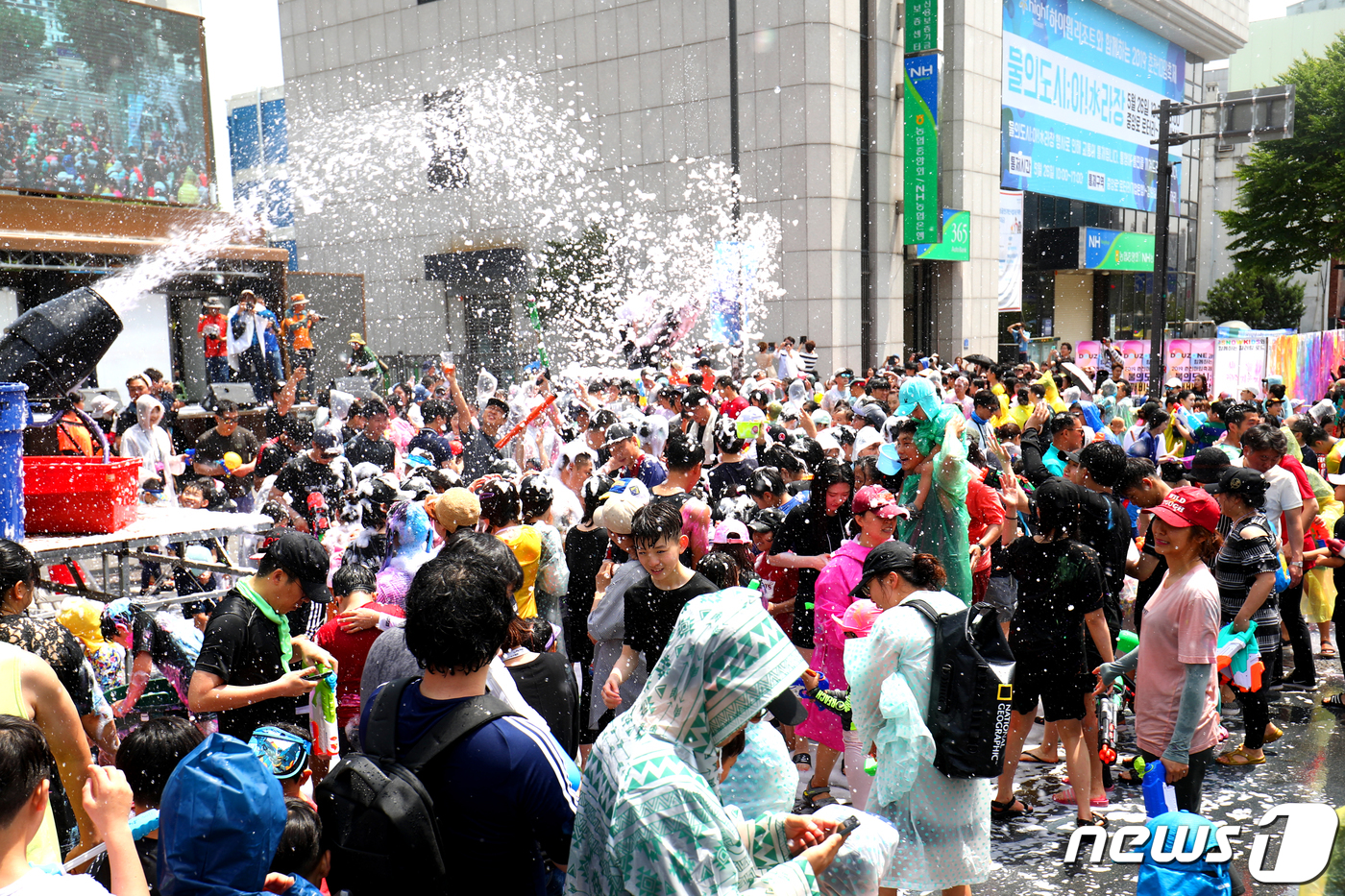 (춘천=뉴스1) 김경석 기자 = 26일 강원 춘천시 중앙로터리 일원에서 열린 마임축제 개막공연인 물의도시 아水(수)라장에서 참가자들이 물싸움을 하며 더위를 식히고 있다. 축제는 이 …