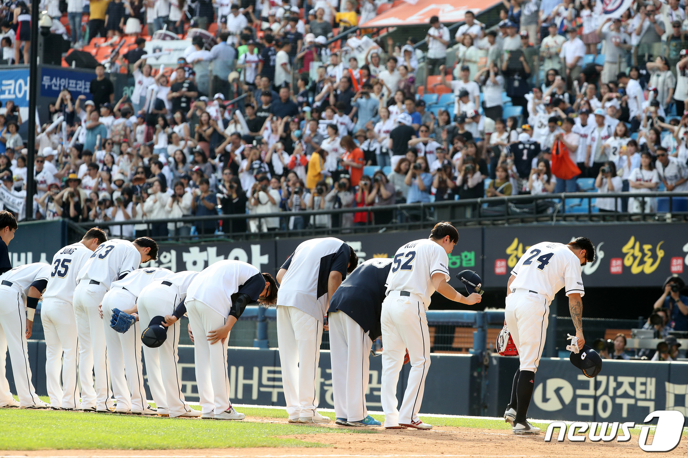 (서울=뉴스1) 이승배 기자 = 26일 오후 서울 송파구 잠실야구장에서 열린 프로야구 '2019 신한은행 MY CAR KBO 리그' 한화이글스와 두산베어스의 경기에서 2대1로 승리 …