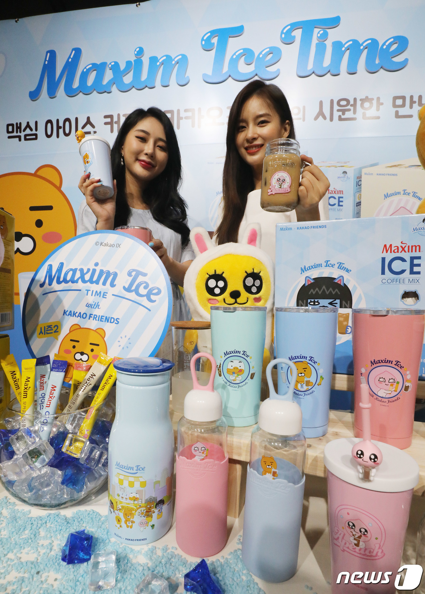 (서울=뉴스1) 이재명 기자 = 27일 오전 서울 용산구 맥심플랜트에서 모델들이 여름 한정판 맥심X카카오프렌즈 스페셜 패키지를 선보이고 있다.이번 한정판에는 여름 시즌에 실용성이 …