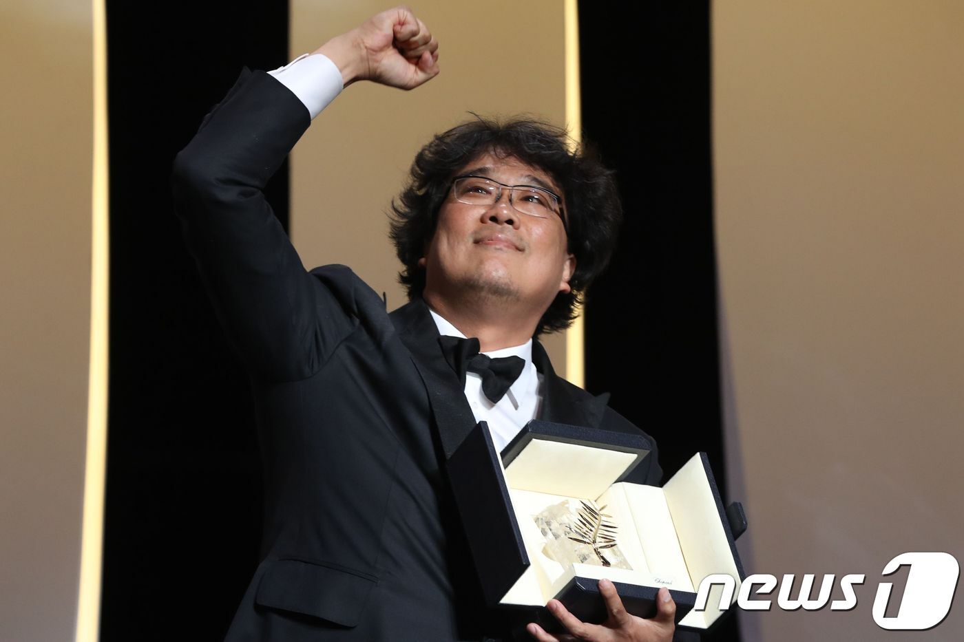 본문 이미지 - 봉준호 감독이 지난 5월 25일(현지시간) 프랑스 칸에서 열린 제72회 칸 국제영화제시상식에서 영화 '기생충'으로 '황금종려상'을 받은 뒤 기뻐하고 있다. ⓒ AFP=뉴스1 ⓒ News1 우동명 기자