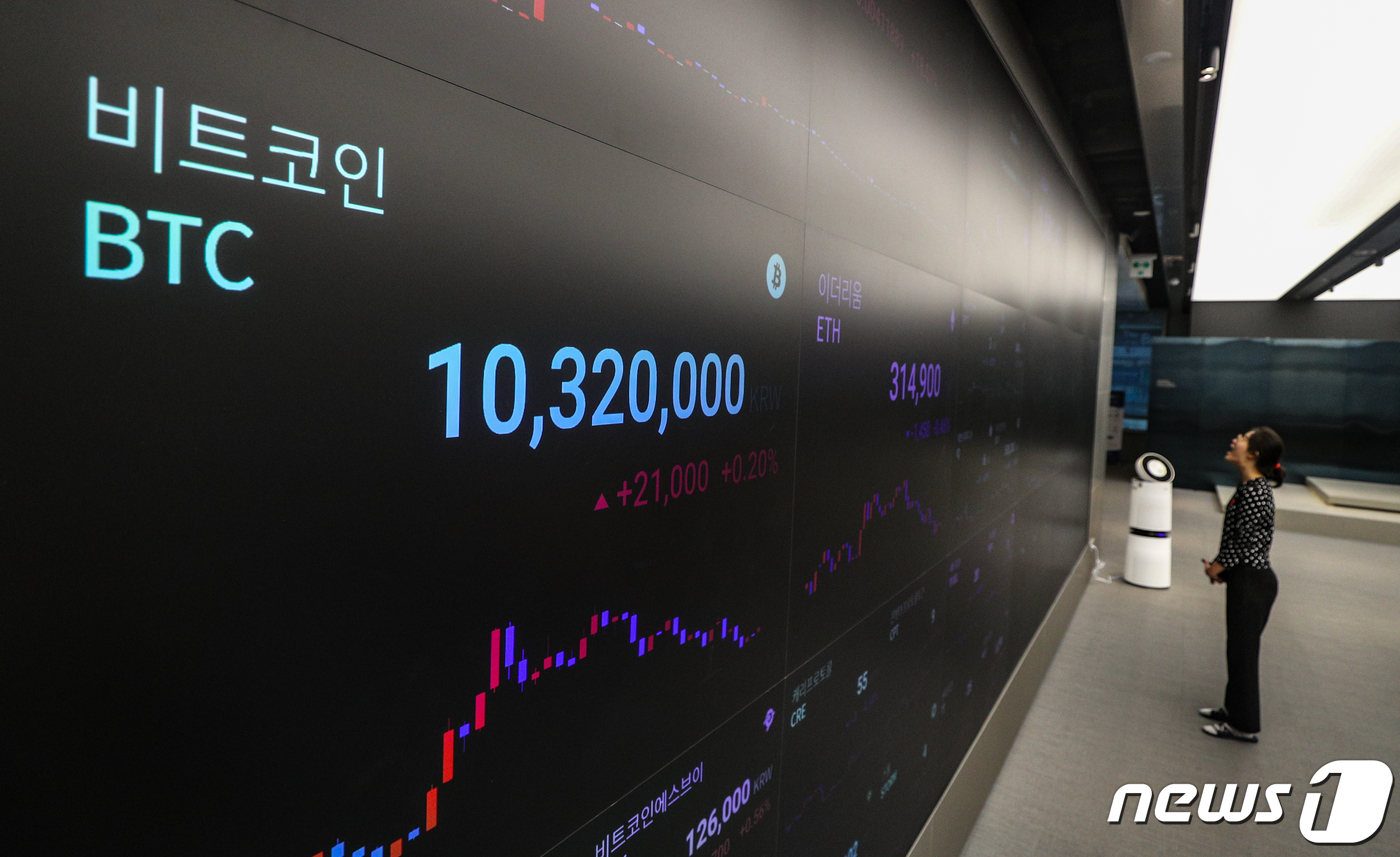 (서울=뉴스1) 성동훈 기자 = 비트코인이 1년 만에 다시 1000만원을 돌파했다. 27일 오전 암호화폐 거래소 빗썸은 비트코인이 1035만 7000원에 거래되고 있다고 밝혔다. …