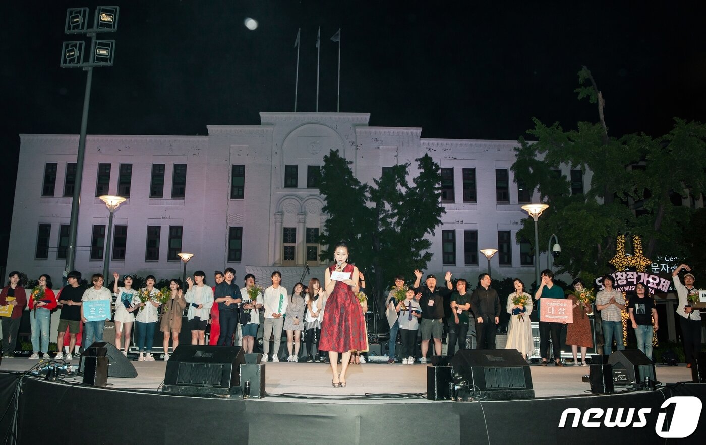 본문 이미지 - 25일 가수 이안의 사회로 제9회 오월창작가요제 시상식이 열리고 있다.(오월음악 제공)2019.5.27/뉴스1 ⓒ News1