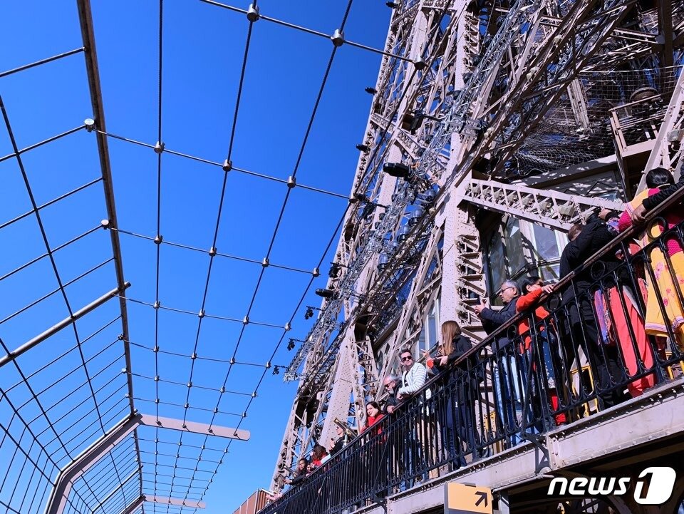 본문 이미지 - 전망대에서 파리 시내의 전망을 감상하는 여행객들의 모습ⓒ 뉴스1